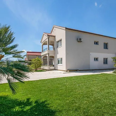 Apartment 3 Bedroom Beautiful In