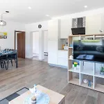 3 Bedroom Beautiful Apartment In Opuzen